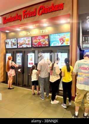 Kunden an Selbstbedienungskiosken von Kentucky Fried Chicken in einem Einkaufszentrum in Sofia Bulgarien, Osteuropa, Balkan, EU Stockfoto