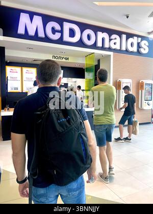 Gäste, die sich in einem Einkaufszentrum in Sofia, Bulgarien, Osteuropa, Balkan, der EU in der Warteschlange in McDonald's Fast Food Restaurant befinden Stockfoto