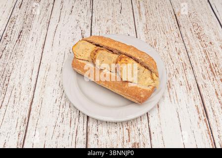 Perfekte Kombination aus Brot, außen knusprig und innen weich, umhüllt eine großzügige Portion Kartoffeltortilla, dieses nationale Gericht Stockfoto
