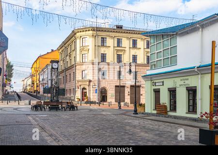Stadt Minsk. Revolutionäre Straße. Ruhige, malerische Kopfsteinpflasterstraße in der Altstadt von Minsk an einem Herbsttag. Stockfoto