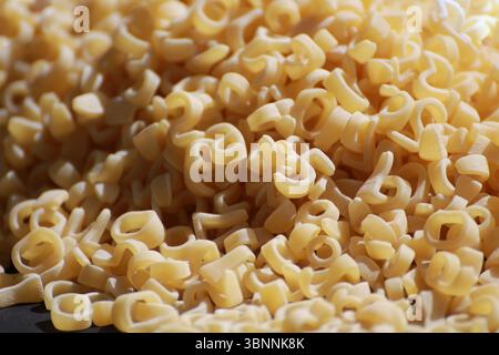Teigwaren in Form von Zahlen und Buchstaben des lateinischen Alphabets. Stockfoto