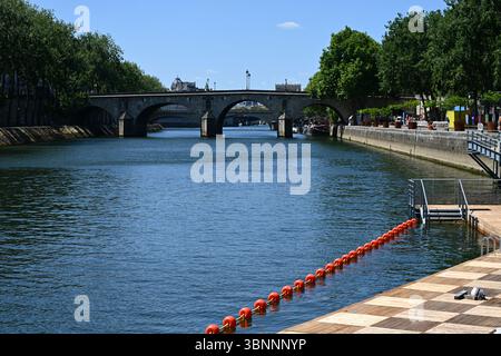 Paris, Frankreich. Juli 2025. Illustrative Fotos des Badegebietes Paris Plage am Pont Marie, in Paris, am 3. Juli 2025 - 03/07/2025 - Frankreich/Paris - Julien Mattia/Le Pictorium Credit: LE PICTORIUM/Alamy Live News Stockfoto
