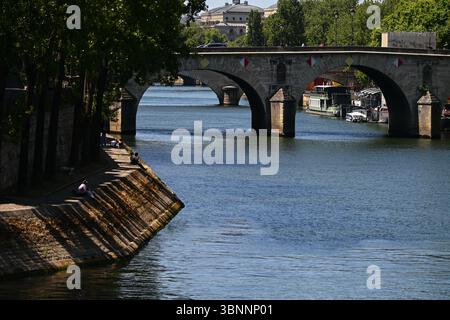 Paris, Frankreich. Juli 2025. Illustrative Fotos des Badegebietes Paris Plage am Pont Marie, in Paris, am 3. Juli 2025 - 03/07/2025 - Frankreich/Paris - Julien Mattia/Le Pictorium Credit: LE PICTORIUM/Alamy Live News Stockfoto
