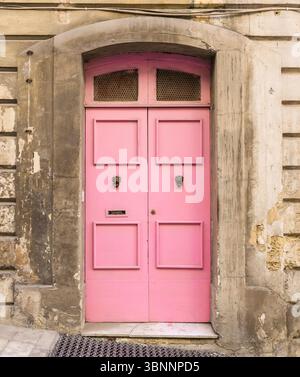Traditionelle, rosafarbene Doppelbogentür in Valletta, Malta Stockfoto
