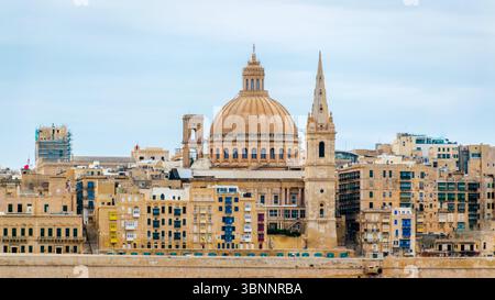 Panoramablick auf die St. Paul Co-Kathedrale und die farbenfrohe Stadt Valletta an einem regnerischen Nachmittag, Malta Stockfoto