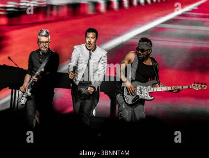 Entertaiment, Lionel Richie - Say Hello to the Hits 2025 in Berlin 03.07.2025, xdanx, Entertaiment, Lionel Richie - Say Hello to the Hits 2025 v.l. der US-amerikanische Soulsaenger Lionel Richie steht Ain der Ueber Arena Berlin auf der Buehne. Nur für redaktionelle Verwendung Berlin Uber Arena Berlin Deutschland DE *** Entertaiment, Lionel Richie Say Hallo to the Hits 2025 in Berlin 03 07 2025, xdanx, Entertaiment, Lionel Richie Say Hallo to the Hits 2025 V l der US-amerikanische Soul-Sänger Lionel Richie wird auf der Bühne in der Uber Arena Berlin zur redaktionellen Verwendung ausschließlich Berlin Uber Arena Berlin germ stehen Stockfoto