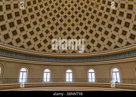 Mosta, Malta - 10. Februar 2024: Innenraum der Rotunde von Mosta, Abdeckung der Hauptkuppel mit Balkon und Fenstern Stockfoto