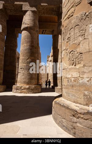 Karnak-Tempel, große Hypostilhalle, Säulenhalle, riesige Steinsäulen mit Relief, Luxor, Ägypten, Nordafrika, Afrika Stockfoto