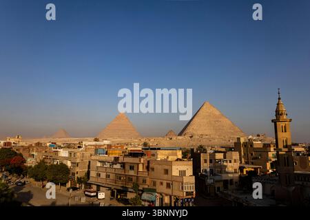 Die großen Pyramiden von Gizeh und die Innenstadt, am frühen Morgen, Blick vom Dach, Gizeh, Kairo, Ägypten, Nordafrika, Afrika Stockfoto