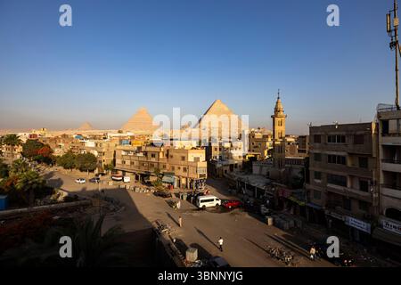 Die großen Pyramiden von Gizeh und die Innenstadt, am frühen Morgen, Blick vom Dach, Gizeh, Kairo, Ägypten, Nordafrika, Afrika Stockfoto