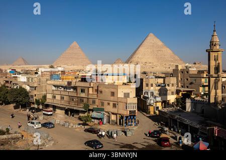 Die großen Pyramiden von Gizeh und die Innenstadt, am frühen Morgen, Blick vom Dach, Gizeh, Kairo, Ägypten, Nordafrika, Afrika Stockfoto
