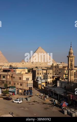 Die großen Pyramiden von Gizeh und die Innenstadt, am frühen Morgen, Blick vom Dach, Gizeh, Kairo, Ägypten, Nordafrika, Afrika Stockfoto