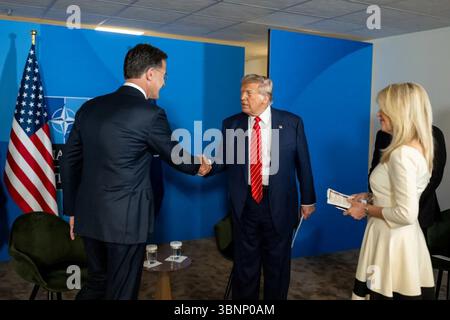 Präsident Trump begrüßt den niederländischen Premierminister Mark Rutte während des NATO-Gipfels 2025. Bild mit freundlicher Genehmigung des Weißen Hauses. Stockfoto