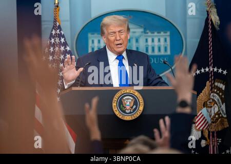Präsident Donald Trump spricht während einer Pressekonferenz des Weißen Hauses zum Sieg des Obersten Gerichtshofs am 27. Juni 2025 an Reporter. Stockfoto