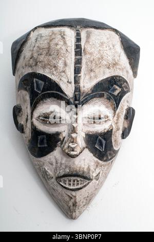 Geschnitzte und farbige native Maske von Igbo (Ibo), Aghogho, Tribal Art Maske, Nigeria, Afrika Stockfoto