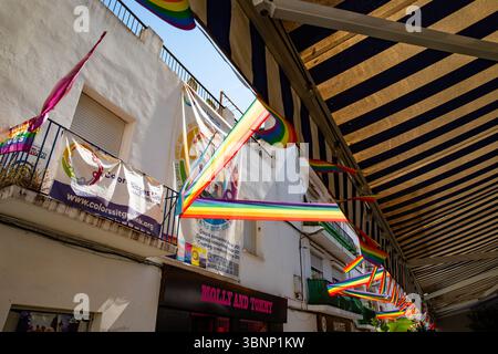 Regenbogenbänder auf den Straßen von Sijes, Spanien, ein Symbol der LGBT-Identität 30.06.2025 Stockfoto