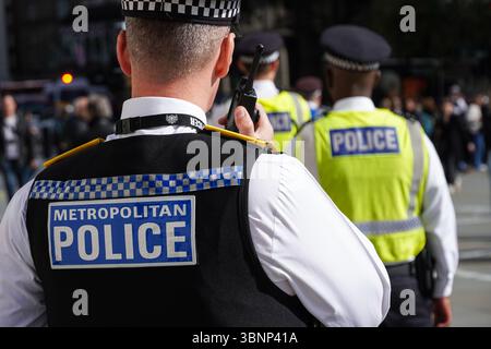 Polizeipatrouille in London, England, Großbritannien Stockfoto