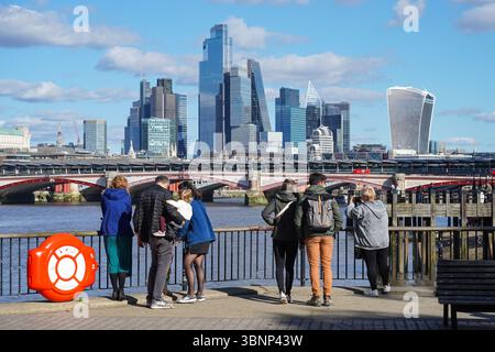 Die Wolkenkratzer der City of London mit der Blackfriars Bridge über die Themse, dem Square Mile Geschäftsviertel in London, Großbritannien Stockfoto