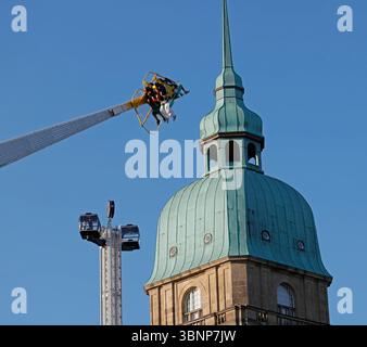 75 Jahre Heinerfest 3.-7.7.25 03.07.2025 das erste Heinerfest gibt es 1951 also vor 75 Jahren und sollte genauso wie heute Frohsinn und Lebensfreude verbreiten hier 2 Fahrgeschäfte auf dem Karolinenplatz und vor dem Hessischen Landesmuseum Darmstadt Hessen Deutschland *** 75 Jahre Heinerfest 3 7 25 03 07 2025 das erste Heinerfest fand 1951, vor 75 Jahren, statt. und sollte Fröhlichkeit und Lebensfreude verbreiten, wie es heute hier 2 Fahrten auf dem Karolinenplatz und vor dem Hessischen Landesmuseum Darmstadt Hessen Deutschland tut Stockfoto