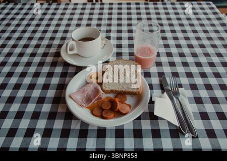 Einfaches Frühstück mit Kaffee und Saft Stockfoto