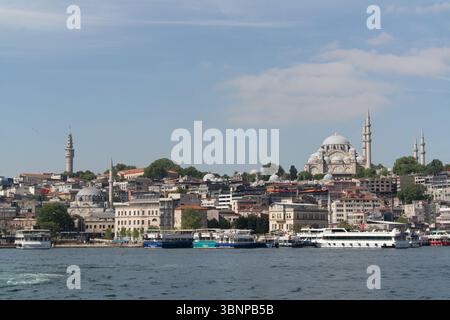 Die Skyline zeigt eine Mischung aus historischen Gebäuden und modernen Booten entlang des Bosporus und fängt Istanbuls lebhafte Atmosphäre unter klarem Himmel ein. Stockfoto