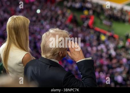 Präsident Donald Trump grüßt aus einer Suite während der Nationalhymne im Super Bowl LIX am 9. Februar 2025 im Caesars Superdome in New Orleans. Bild mit freundlicher Genehmigung des Weißen Hauses. Stockfoto