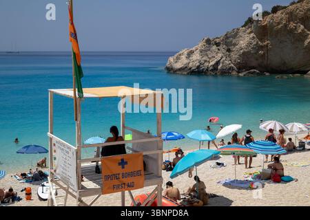 Türkisfarbenes Wasser und Sandstrand mit Rettungsschwimmerturm Stockfoto