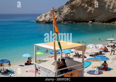 Türkisfarbenes Wasser und Sandstrand mit Rettungsschwimmerturm Stockfoto