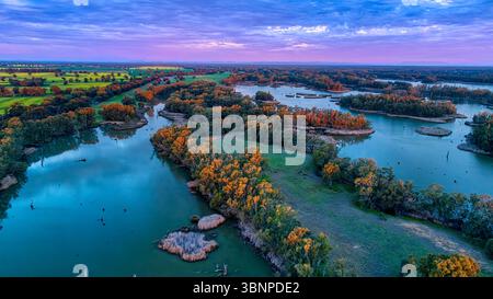 Blick aus der Vogelperspektive auf Lake Mulwala Kanäle und Abendlicht in NSW Stockfoto