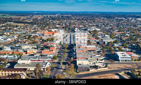 Aus der Vogelperspektive des Stadtzentrums von Yarrawonga mit langer gerader Straße und Dächern Stockfoto