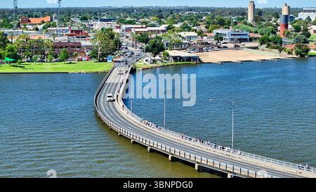 Mulwala, NSW, Australien - 15. Dezember 2024: Fußgänger gehen über die kurvenreiche Yarrawonga-Brücke Stockfoto