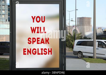 Sie sprechen englischen Text auf der Werbetafel in der Stadt. Sprachkurs Stockfoto