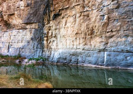Nahaufnahme der steilen Schluchtwände, die sich im Rio Grande im Big Bend National Park widerspiegeln. Das Wasser und die Felswände schaffen eine ruhige Szene. Stockfoto