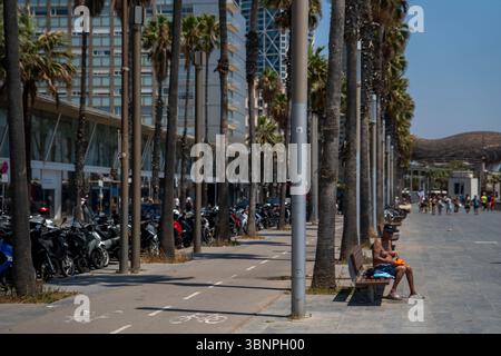 Barcelona, Spanien. Juli 2025. Ein Einwohner Barcelonas ruht sich von der intensiven Hitze auf einer Bank vor dem Strand in der Nähe des Krankenhauses del Mar. Quelle: SOPA Images Limited/Alamy Live News Stockfoto