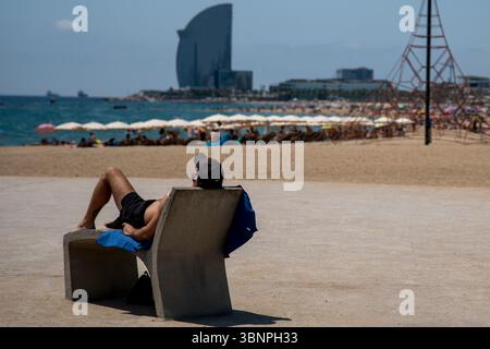 Barcelona, Spanien. Juli 2025. Ein Einwohner Barcelonas sonnt sich während der Hitzewelle. (Foto: Eric Renom/SOPA Images/SIPA USA) Credit: SIPA USA/Alamy Live News Stockfoto