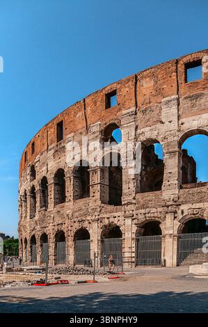 Rom, Italien 28. September 2009: Das Kolosseum ist ein Wahrzeichen und zentraler Bestandteil der Identität Roms und zieht jedes Jahr Millionen von Besuchern an. Stockfoto