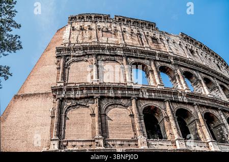 Rom, Italien 28. September 2009: Das Kolosseum ist ein Wahrzeichen und zentraler Bestandteil der Identität Roms und zieht jedes Jahr Millionen von Besuchern an. Stockfoto