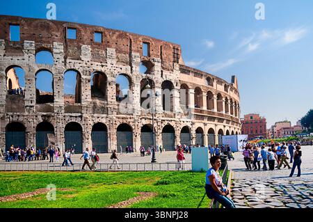 Rom, Italien 28. September 2009: Das Kolosseum ist ein Wahrzeichen und zentraler Bestandteil der Identität Roms und zieht jedes Jahr Millionen von Besuchern an. Stockfoto