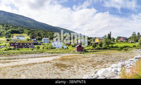 Pictureseque kleines Fischerdorf Eidsora am Tingvollfjorden in mehr og Romsdal County in Norwegen, Noorwegen Stockfoto