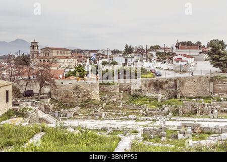 Alte CORINTHE, Griechenland - 17. FEBRUAR 2016: Übersicht über das kleine Dorf und Park antike Korinth in Griechenland Stockfoto