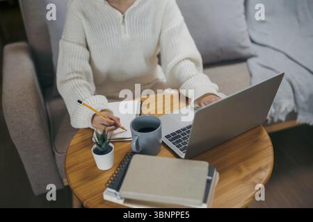 Asiatische Frau, die nachts von zu Hause überarbeitet. Überstunden müde bis spät in die Nacht Stockfoto