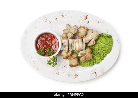 Geschnittene Würstchen, gebraten mit Gemüse und Gewürzen, isoliert auf weißem Hintergrund Stockfoto