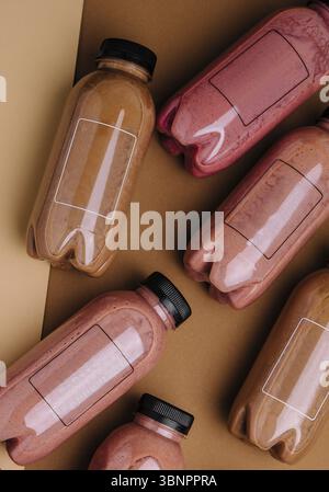 Food Stillleben, Himbeer- und Schokoladen-Smoothie-Cocktails in Plastikflaschen Stockfoto
