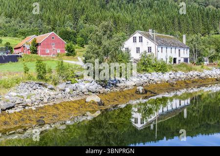 Pictureseque kleines Fischerdorf Eidsora am Tingvollfjorden in mehr og Romsdal County in Norwegen, Noorwegen Stockfoto