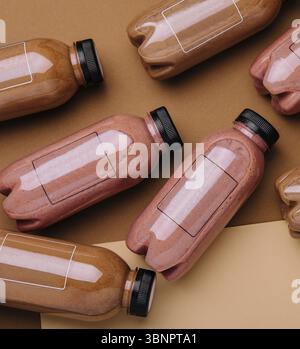 Food Stillleben, Himbeer- und Schokoladen-Smoothie-Cocktails in Plastikflaschen Stockfoto