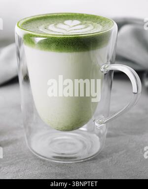 Stillleben von Lebensmitteln, Grüner Matcha Latte im Glas Nahaufnahme Stockfoto