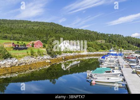 Pictureseque kleines Fischerdorf Eidsora am Tingvollfjorden in mehr og Romsdal County in Norwegen, Noorwegen Stockfoto