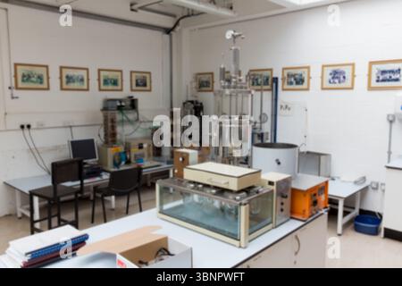 Zeigt ein flaches Design-Labor mit Vakuumkammer mit transparentem Vorratsbehälter und Metallsäule Stockfoto