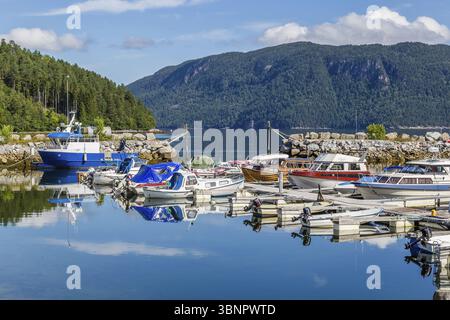 Pictureseque kleines Fischerdorf Eidsora am Tingvollfjorden in mehr og Romsdal County in Norwegen, Noorwegen Stockfoto