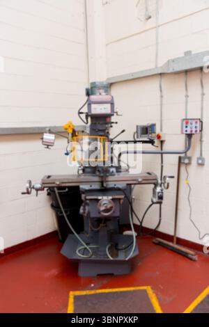 Vertikale Fräsmaschine mit gelber Schutzabdeckung, digitale Anzeige in flacher Ausführung mit rotem Boden Stockfoto